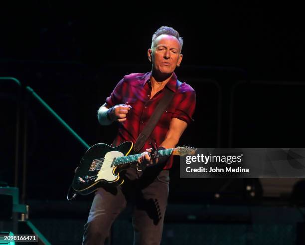 Springsteen Phoenix 26,548 Show Bruce Springsteen Stock Photos, High-Res Pictures, and ...