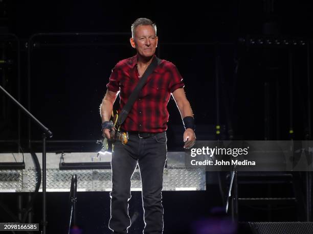 Springsteen Phoenix 39,429 Bruce Springsteen Photos & High Res Pictures - Getty Images