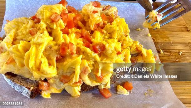 healthy breakfast - roerei stockfoto's en -beelden