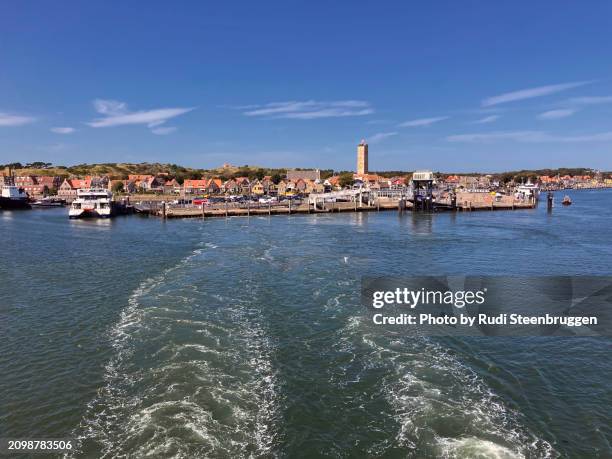 leaving terschelling (netherlands) - waddeneilanden stockfoto's en -beelden