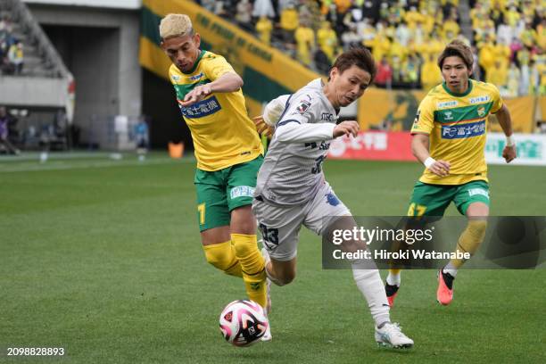 Takashi Inui of Shimizu S-Pulse and Dudu of JEF United Chiba compete for the ball during the J.LEAGUE MEIJI YASUDA J2 5th Sec. Match between JEF...