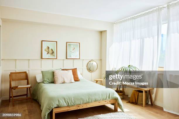 interior of bedroom with furniture - chambre bien rangée photos et images de collection
