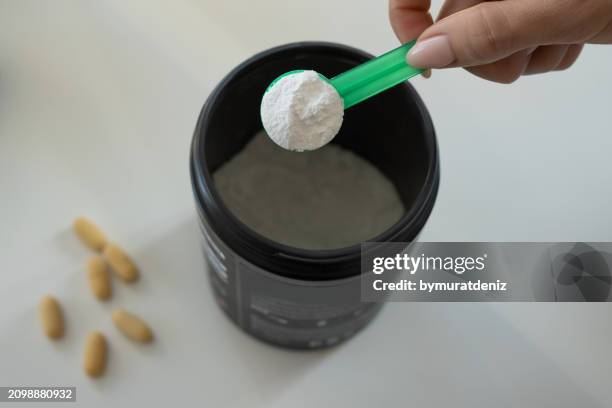 concepto de nutrición deportiva - aminoácido fotografías e imágenes de stock