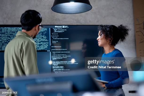 involve people in decisions to improve performance, efficiency, and productivity in software development. diversity of team software developer on a software project discussion to define project timeline in a tech business office. - apprentissage automatique photos et images de collection