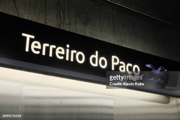 metro sign of the blue line metro station "terreiro do paço" in lisbon, portugal. - terreiro do paço ストックフォトと画像