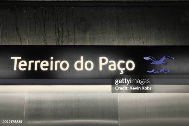 metro sign of the blue line metro station "terreiro do paço" in lisbon, portugal. - terreiro do paço ストックフォトと画像