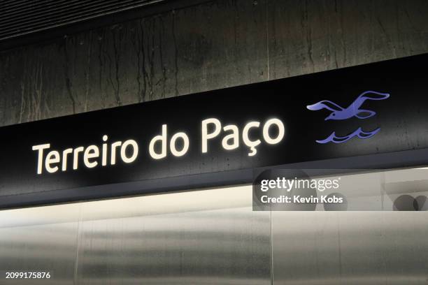 metro sign of the blue line metro station "terreiro do paço" in lisbon, portugal. - terreiro do paço stock-fotos und bilder
