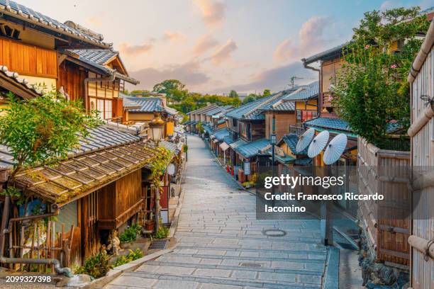 tranquil sunset over kyoto traditional street - prefectura-de-kioto fotografías e imágenes de stock