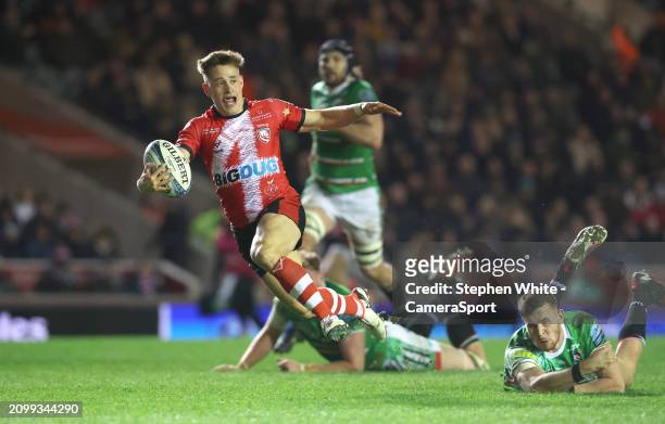 Gloucester Rugby's Stephen Varney breaks through the Leicester Tigers's defence to score his sides third try during the Gallagher Premiership Rugby...