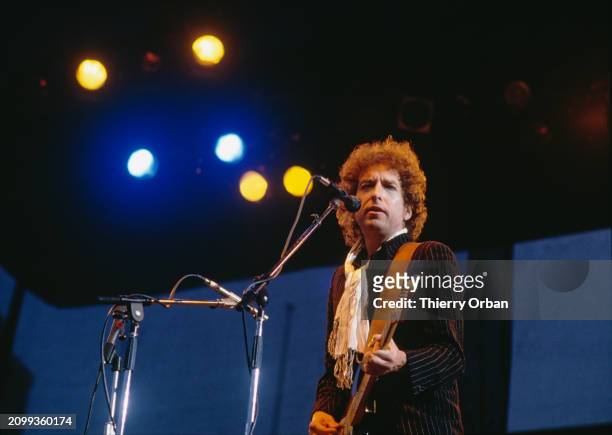 Legendary rock musician and songwriter Bob Dylan performs during a concert in Nice, 17th June 1984.
