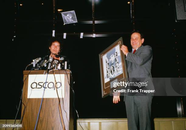 American singer and songwriter Bob Dylan receives the ASCAP founders award. Los Angeles, 31st March 1986.