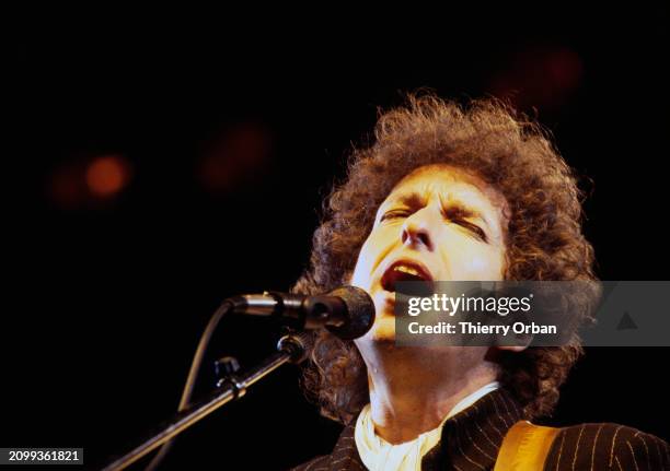 Legendary rock musician and songwriter Bob Dylan performs during a concert in Nice, 17th June 1984.