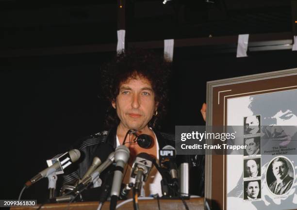 American singer and songwriter Bob Dylan receives the ASCAP founders award. Los Angeles, 31st March 1986.