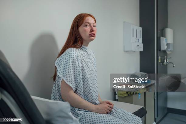 a la espera de ser tratado en el hospital - sala-de-reconocimiento-médico fotografías e imágenes de stock