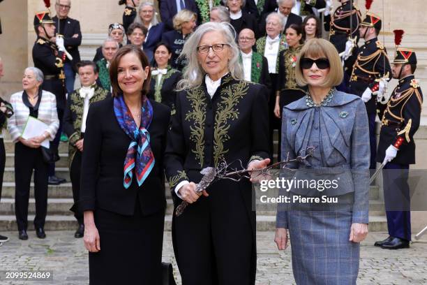 Ambassador to France Denise Bauer, Annie Leibovitz and Anna Wintour pose during the intake ceremony of Annie Leibovitz into the Académie des...