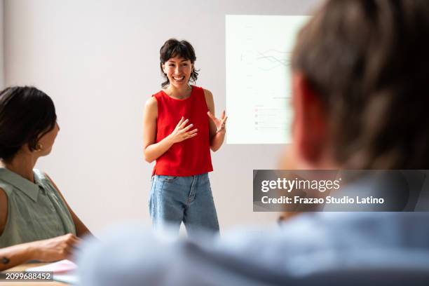 young woman making a presentation in the meeting room - palestra imagens e fotografias de stock