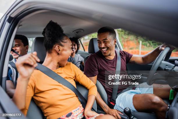 amici che parlano in macchina durante un viaggio - cintura di sicurezza foto e immagini stock
