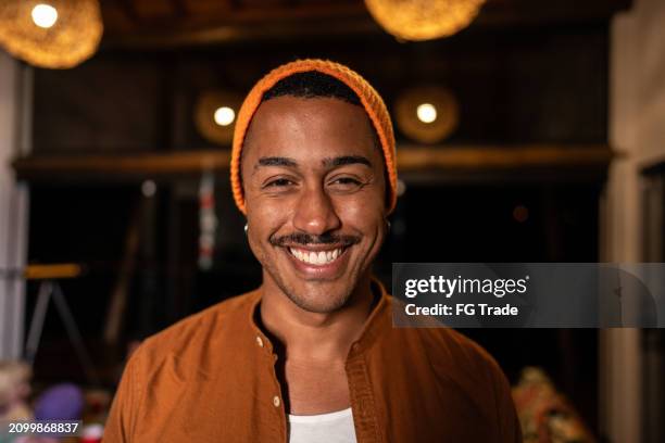 portrait of a young man at home - latijns amerikaanse etniciteiten stockfoto's en -beelden