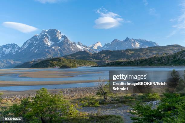 ufo-shaped cloud over lago grey, torres del paine national park, parque nacional torres del paine, cordillera del paine, towers of the blue sky, region de magallanes y de la antartica chilena, ultima esperanza province, unesco biosphere reserve - magallanes y antartica chilena regio stockfoto's en -beelden