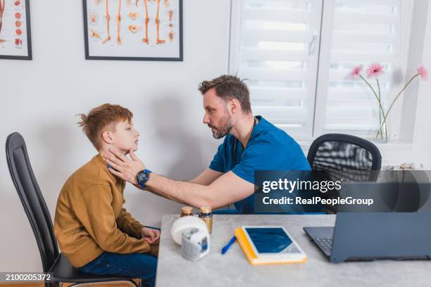 visita de bienestar para un niño pequeño - boca humana fotografías e imágenes de stock
