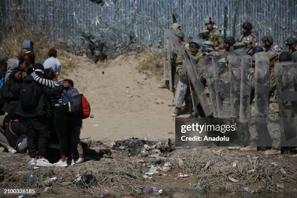 American authorities shoot rubber bullets at migrants after irregular migrants try to cut with knives the razor wire fences put up by the Texas...