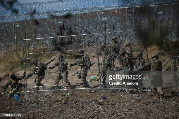 American authorities shoot rubber bullets at migrants after irregular migrants try to cut with knives the razor wire fences put up by the Texas...