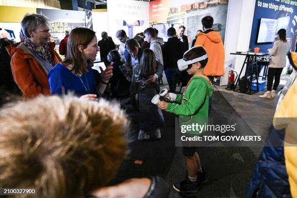 Child enjoys a 360° experience during the first Flemish Industry Summit, during the Flanders Technology and Innovation Festival in the Lotto Arena,...