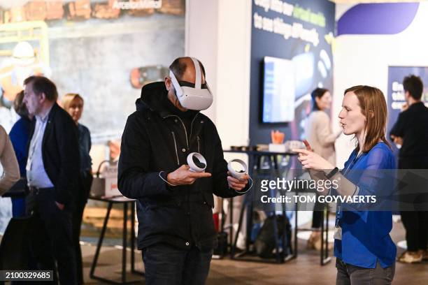Guest enjoys a 360° experience during the first Flemish Industry Summit, during the Flanders Technology and Innovation Festival in the Lotto Arena,...