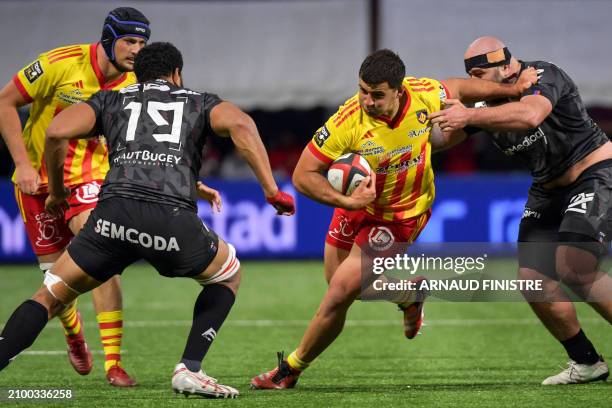 Perpignan's Argentinian hooker Ignacio Ruiz runs with the ball during the French Top14 rugby union match between Union Sportive Oyonnax Rugby and USA...