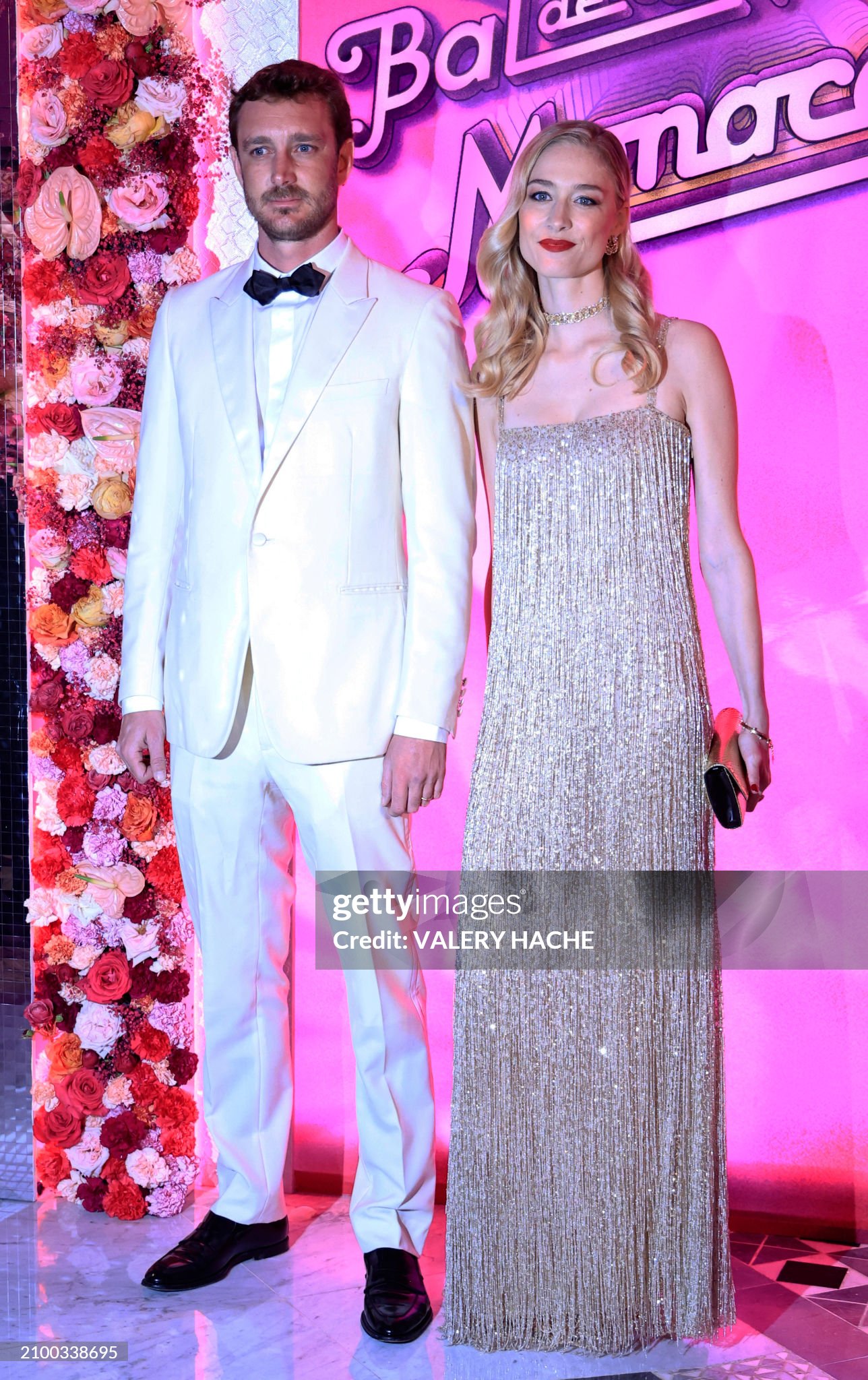 https://media.gettyimages.com/id/2100338695/pt/foto/pierre-casiraghi-and-his-wife-beatrice-borromeo-pose-as-they-attend-the-bal-de-la-rose-event.jpg?s=2048x2048&w=gi&k=20&c=Ef69DmuUPJypQANwZ_B3SNgP36yoBHb3Ky5aKyx0330=