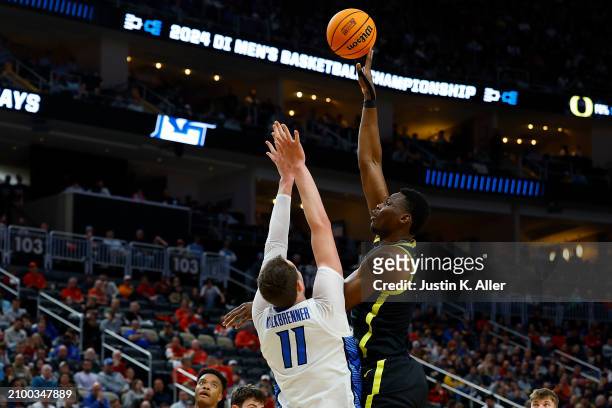 Faly Dante of the Oregon Ducks puts up a shot over Ryan Kalkbrenner of the Creighton Bluejays in the first half during the second round of the 2024...