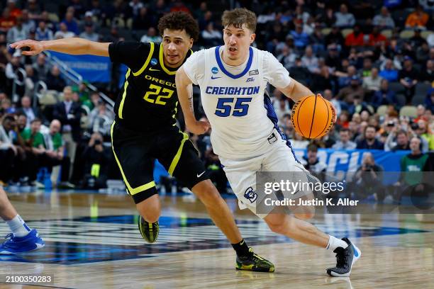 Baylor Scheierman of the Creighton Bluejays dribbles past Jadrian Tracey of the Oregon Ducks in the second half during the second round of the 2024...