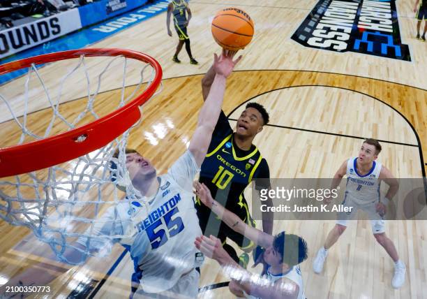 Kwame Evans Jr. #10 of the Oregon Ducks goes to the basket against Baylor Scheierman of the Creighton Bluejays in the second half during the second...