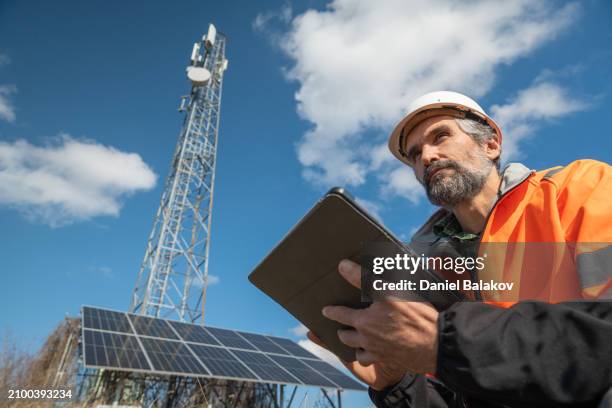 solar engineer's workday on the field. - autoconsumo electrico fotografías e imágenes de stock