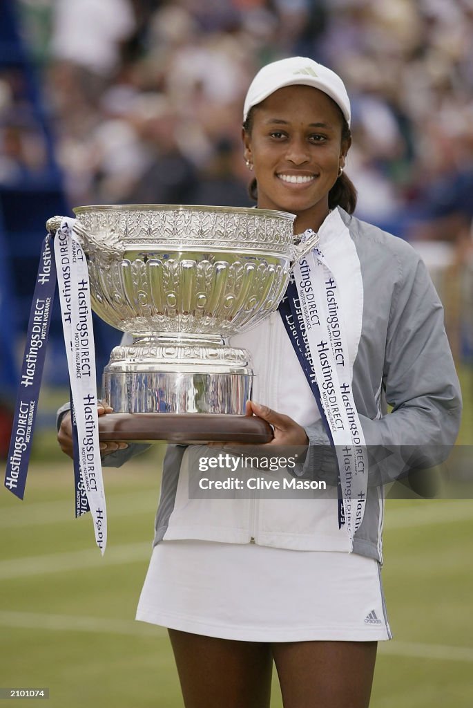 Chanda Rubin of the USA with the trophy