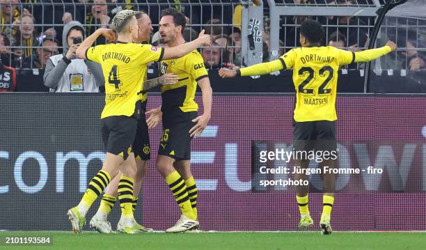 Mats Hummels of BVB celebrates the goal to the 2:1 with teammates during the Bundesliga match between Borussia Dortmund and Eintracht Frankfurt at...