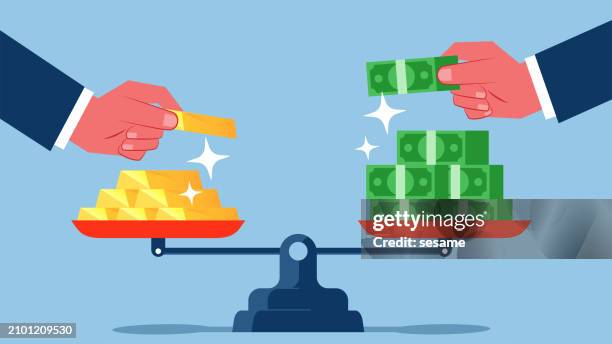 illustrations, cliparts, dessins animés et icônes de hausse des prix de l’or, marché boursier haussier de l’or, acheter des investissements dans l’or, tenir un billet de banque dans votre main et le mettre sur la balance pour maintenir l’équilibre avec l’or - balance
