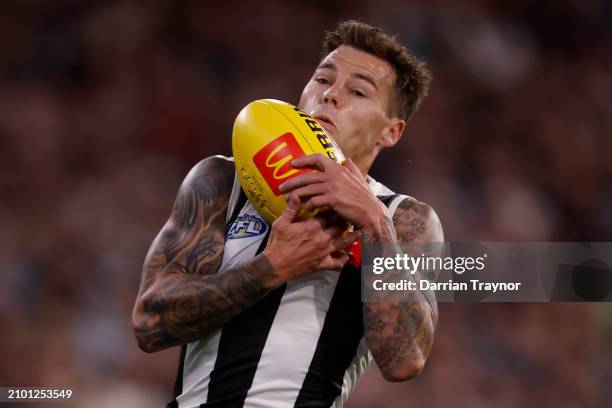 Jamie Elliott of the Magpies marks the ball during the round two AFL match between St Kilda Saints and Collingwood Magpies at Melbourne Cricket...