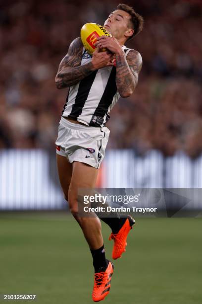 Jamie Elliott of the Magpies marks the ball during the round two AFL match between St Kilda Saints and Collingwood Magpies at Melbourne Cricket...