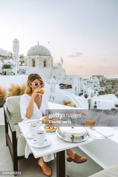 morning bliss: luxuriöses frühstück mit aussicht in oia, santorini - mittelmeer stock-fotos und bilder
