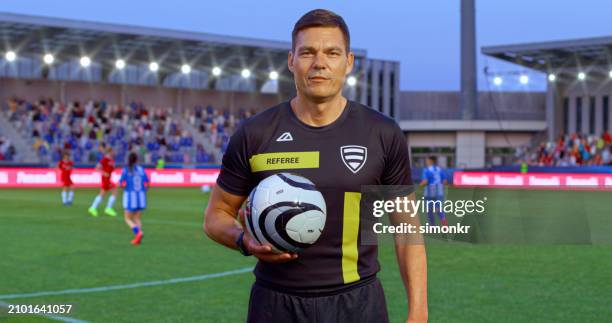 fußballschiedsrichter mit fußball - schiedsrichter stock-fotos und bilder