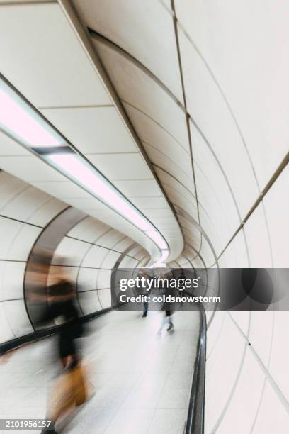 pendolari indaffarati che corrono sulla metropolitana - corsa contro il tempo foto e immagini stock