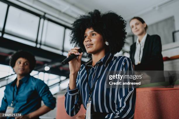 ask a question using microphone conference - interview stage stock pictures, royalty-free photos & images