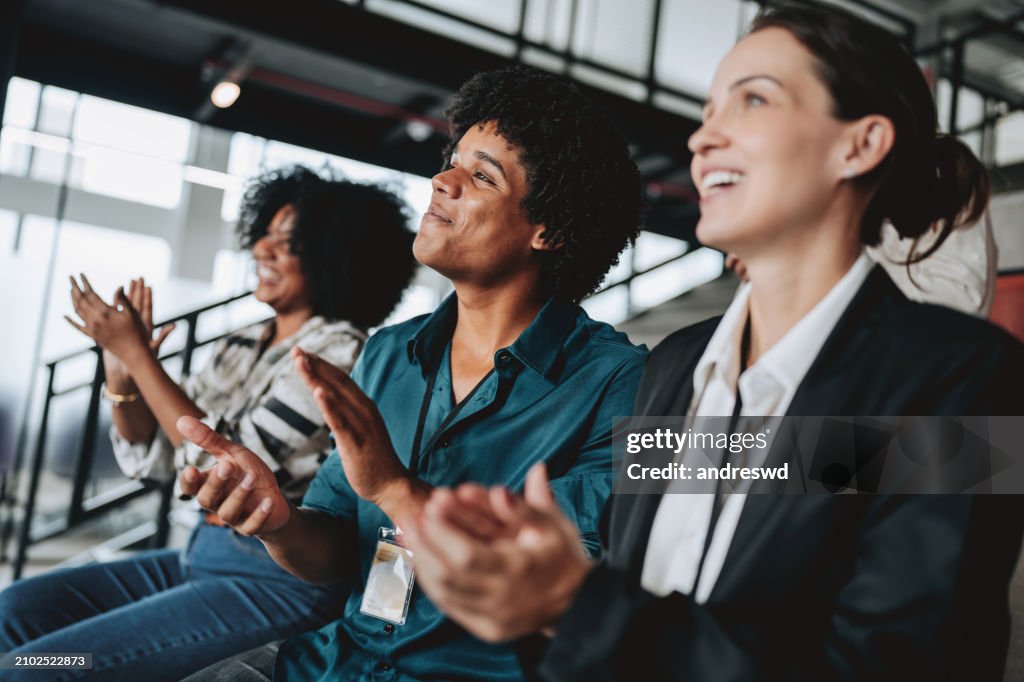 会議に拍手を送る人々のグループ