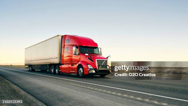 long haul semi truck on a western usa interstate highway - caminhão - fotografias e filmes do acervo