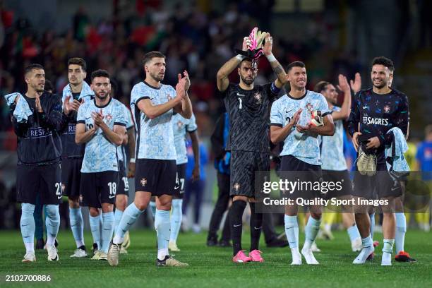 Players of Portugal show appreciation to the fans at the end of the international friendly match between Portugal and Sweden at Estadio Dom Afonso...
