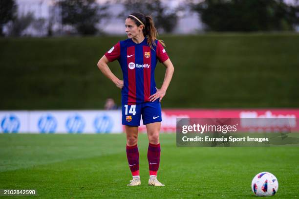 Aitana Bonmati of FC Barcelona attempts a free kick during Spanish Women's League F match between Real Madrid and FC Barcelona at Estadio Alfredo Di...