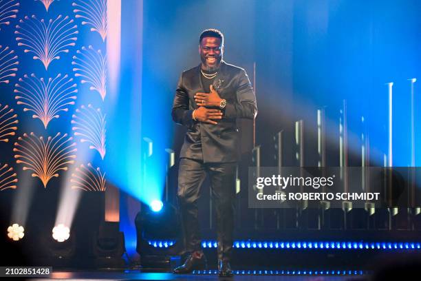 Honoree US actor comedian Kevin Hart acknowledges applause on stage during the 25th Annual Mark Twain Prize For American Humor at the John F. Kennedy...