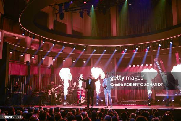 Singer Robin Thicke and US rapper Nelly perform on stage during the 25th Annual Mark Twain Prize For American Humor at the John F. Kennedy Center for...