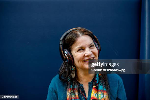 modern wisdom: indigenous mother embraces podcast culture - canadian culture stock pictures, royalty-free photos & images